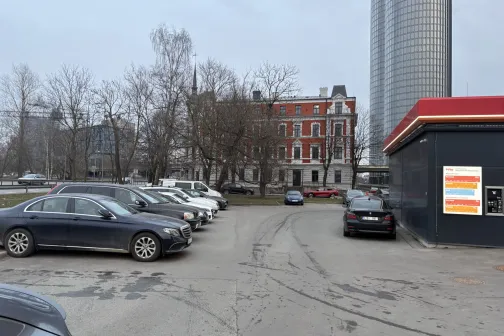 Autostāvvieta ar automa&scaron;īnām pie PUTO express automazgātavas Raņķa dambī, Rīgā