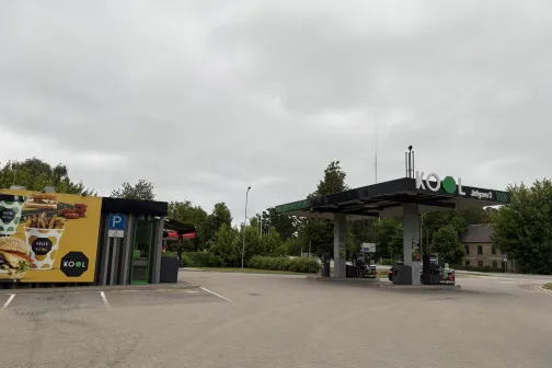 KOOL degvielas uzpildes stacija Lietuvas &scaron;osejā 2a, Jelgavā, pie kuras atrodas PUTO automazgātava