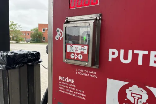 Putekļu sūcēja apmaksas panelis ar norādi &ldquo;Ievietot karti, nospiest pogu&rdquo; PUTO automazgātavā Jelgavā