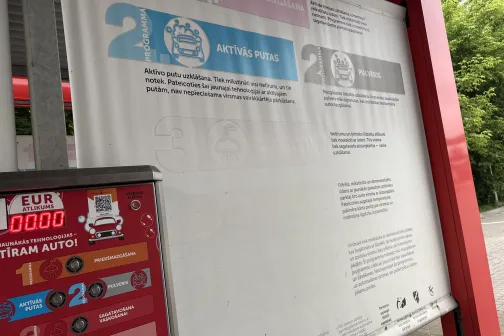 Informācijas stends ar mazgā&scaron;anas posmiem &ndash; priek&scaron;mazgā&scaron;ana, aktīvās putas, pulveris &ndash; PUTO automazgātavā Jelgavā