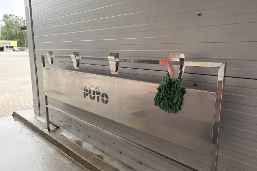 Paklājiņu stiprinājumi ar PUTO logo mazgā&scaron;anas zonā automazgātavā Jelgavā