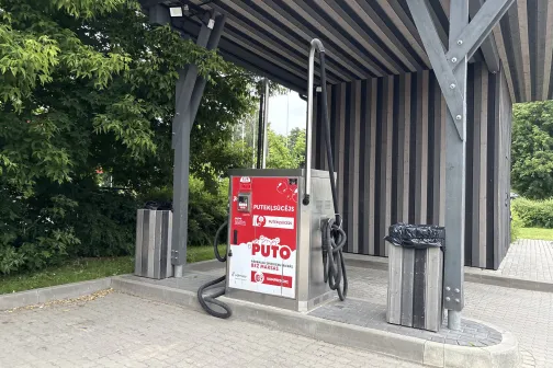 Divas putekļu sūcēja vietas zem nojumes PUTO automazgātavā Lietuvas &scaron;osejā, Jelgavā