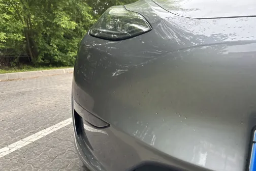 Priek&scaron;ējais lukturis un bufera stūris pēc mazgā&scaron;anas PUTO automazgātavā Jelgavā &ndash; kopumā tīra
