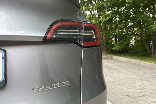 Aizmugurējais lukturis un bagāžnieka vāks pēc mazgā&scaron;anas PUTO automazgātavā Jelgavā &ndash; aizmugurē paliku&scaron;i netīrumi