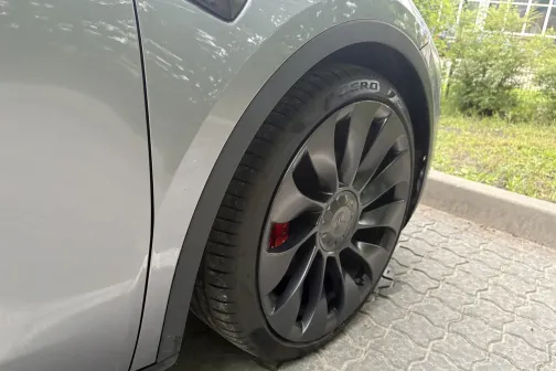 Ritenis ar sarkanu suportu un riteņa arka pēc mazgā&scaron;anas PUTO automazgātavā Jelgavā &ndash; kopumā tīra