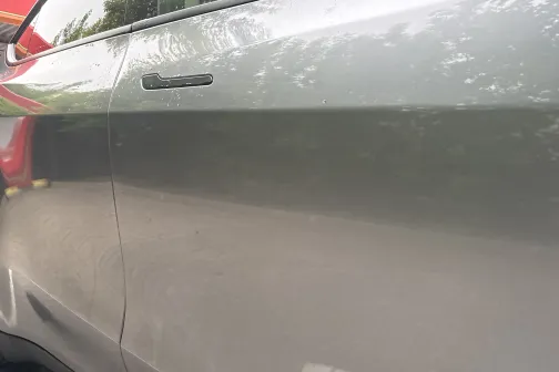 Aizmugurējās durvis tuvplānā pēc mazgā&scaron;anas PUTO automazgātavā Jelgavā &ndash; kopumā tīra
