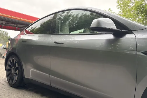 Automa&scaron;īnas sāns ar priek&scaron;ējām durvīm un spoguli pēc mazgā&scaron;anas PUTO automazgātavā Jelgavā &ndash; kopumā tīra