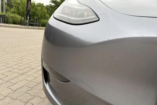 Priek&scaron;ējais lukturis un bufera stūris pirms mazgā&scaron;anas PUTO automazgātavā Jelgavā