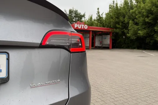 Aizmugurējais lukturis un bagāžnieka vāks pirms mazgā&scaron;anas PUTO automazgātavā Jelgavā