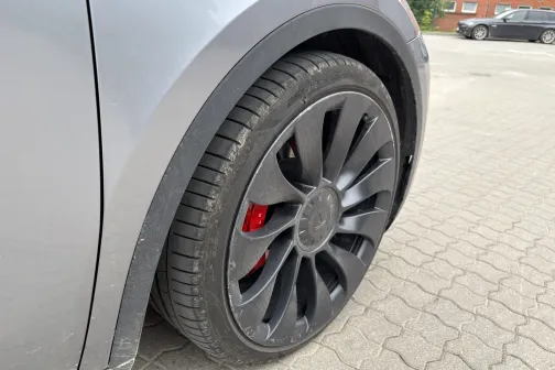 Ritenis ar sarkanu suportu un riteņa arka pirms mazgā&scaron;anas PUTO automazgātavā Jelgavā