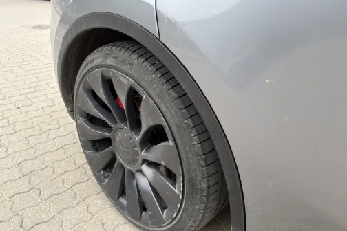 Otras puses ritenis un spārns pirms mazgā&scaron;anas PUTO automazgātavā Jelgavā