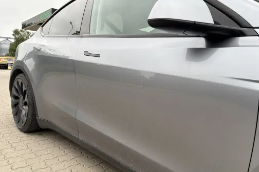 Automa&scaron;īnas sāns ar priek&scaron;ējām durvīm un spoguli pirms mazgā&scaron;anas PUTO automazgātavā Jelgavā