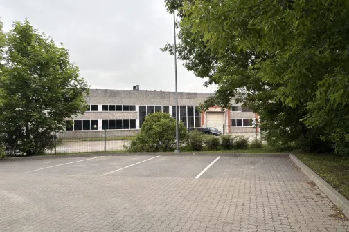Apzīmētas autostāvvietas pie PUTO automazgātavas izbraukuma Lietuvas &scaron;osejā, Jelgavā