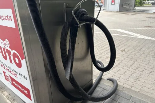 Putekļu sūcēja &scaron;ļūtene un korpuss tuvplānā &ndash; nedaudz netīrs aprīkojums PUTO automazgātavā Jelgavā
