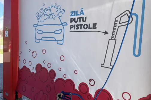 Plakāts &ldquo;Zilā putu pistole&rdquo; ar auto zīmējumu mazgā&scaron;anas vietā PUTO automazgātavā Lielvārdē