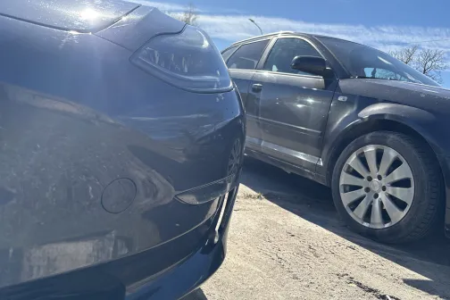 Priek&scaron;ējā bampera stūris un lukturis pēc mazgā&scaron;anas PUTO automazgātavā Lielvārdē