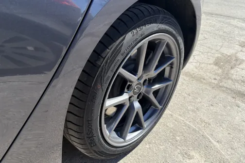 Aizmugurējais ritenis un riteņa arka pēc mazgā&scaron;anas PUTO automazgātavā Lielvārdē