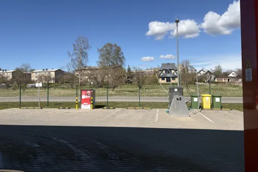 Apzīmētas autostāvvietas pie putekļu sūcēja PUTO automazgātavā Lāčplē&scaron;a ielā, Lielvārdē