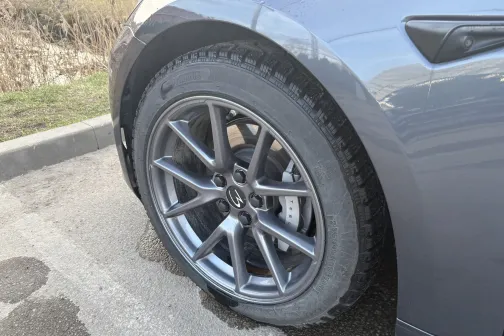 Priek&scaron;ējais ritenis un spārns pēc mazgā&scaron;anas PUTO automazgātavā Rīgā