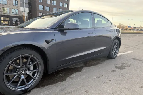 Priek&scaron;ējās durvis un sānu spogulis pēc mazgā&scaron;anas PUTO automazgātavā Rīgā &ndash; apak&scaron;ā nedaudz netīrumu