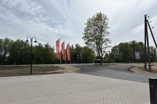 Iebrauktuve PUTO automazgātavā Vidzemes &scaron;osejā 85, Siguldā ar PUTO karogiem un apgaismojuma stabiem
