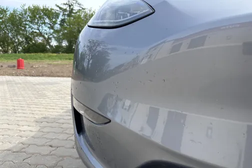 Priek&scaron;ējais lukturis un bufera stūris pēc mazgā&scaron;anas PUTO automazgātavā Siguldā &ndash; netīrumi notīrīti