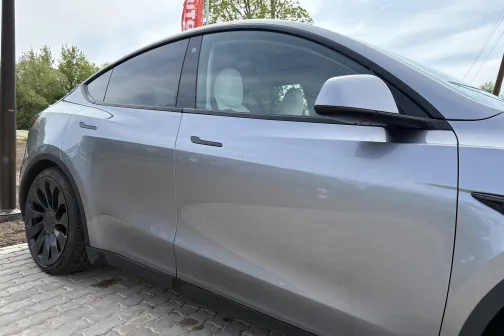 Automa&scaron;īnas sāns ar priek&scaron;ējām durvīm un spoguli pēc mazgā&scaron;anas PUTO automazgātavā Siguldā &ndash; netīrumi notīrīti