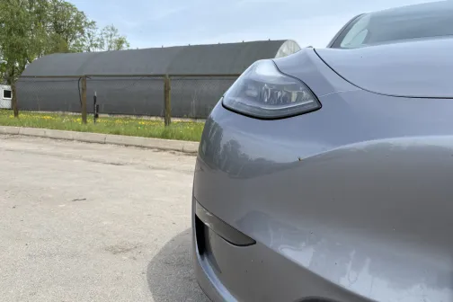 Priek&scaron;ējais lukturis un bufera stūris pirms mazgā&scaron;anas PUTO automazgātavā Siguldā