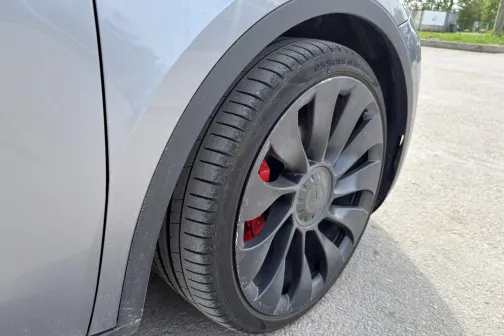 Ritenis ar sarkanu suportu un riteņa arka pirms mazgā&scaron;anas PUTO automazgātavā Siguldā