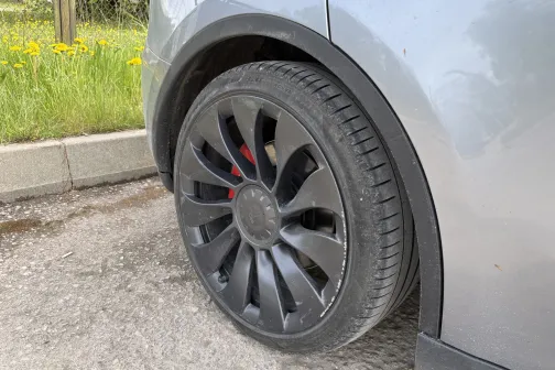 Otras puses ritenis un spārns pirms mazgā&scaron;anas PUTO automazgātavā Siguldā