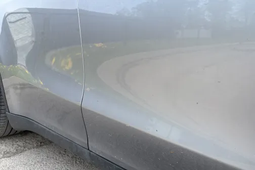 Durvju apak&scaron;daļa tuvplānā pirms mazgā&scaron;anas PUTO automazgātavā Siguldā