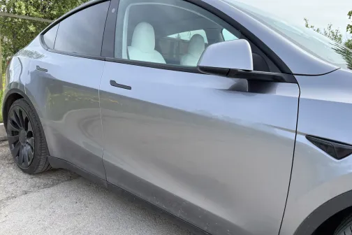 Automa&scaron;īnas sāns ar priek&scaron;ējām durvīm un spoguli pirms mazgā&scaron;anas PUTO automazgātavā Siguldā