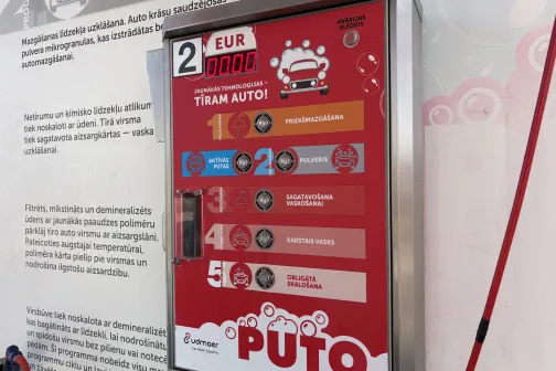 Pults &ldquo;Tīram auto!&rdquo; ar 2 EUR uzlīmi, displeju un pieciem mazgā&scaron;anas posmiem PUTO Tīrainē