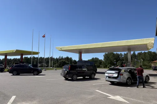 Degvielas uzpildes stacija un stāvlaukums pie Straujupīte automazgātavas Pleskavas &scaron;osejas 37. km