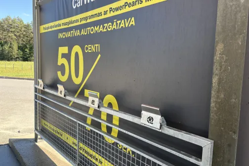 Uzraksts &ldquo;Inovatīva automazgātava &ndash; 50 centi / 70 sek.&rdquo; Straujupīte automazgātavā Inčukalna pagastā