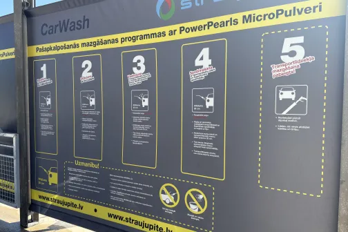 Plakāts &ldquo;Pa&scaron;apkalpo&scaron;anās mazgā&scaron;anas programmas ar PowerPearls MicroPulveri&rdquo; Straujupīte automazgātavā