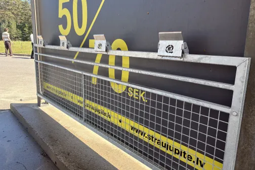 Paklājiņu stiprinājumi ar uzrakstu www.straujupite.lv mazgā&scaron;anas vietā Straujupīte automazgātavā