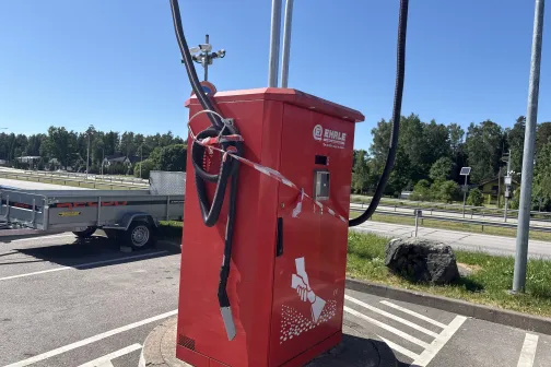 Sarkans putekļu sūcējs, kas nestrādā, pie Straujupīte automazgātavas Pleskavas &scaron;osejas 37. km