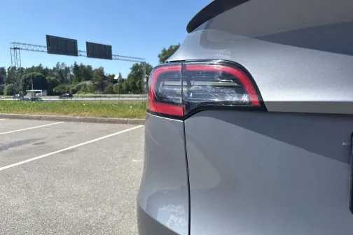Aizmugurējais lukturis un bagāžnieka stūris pēc mazgā&scaron;anas Straujupīte automazgātavā Inčukalna pagastā &ndash; paliku&scaron;i balti traipi