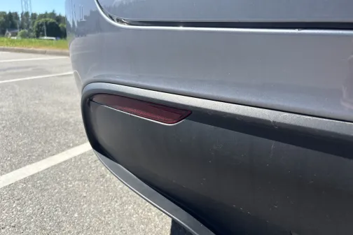 Aizmugurējā bufera apak&scaron;daļa ar atstarotāju pēc mazgā&scaron;anas Straujupīte automazgātavā Inčukalna pagastā &ndash; apak&scaron;daļa palikusi netīra