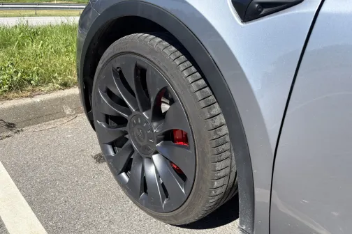 Priek&scaron;ējais ritenis ar sarkanu suportu pēc mazgā&scaron;anas Straujupīte automazgātavā Inčukalna pagastā &ndash; apak&scaron;daļa palikusi netīra