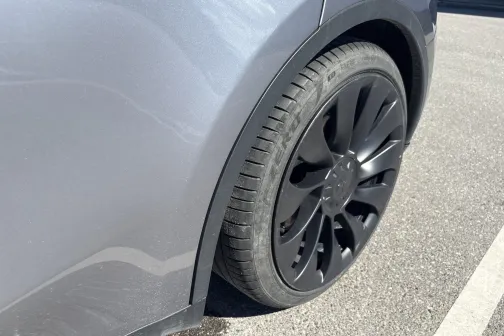 Aizmugurējais ritenis un spārns pēc mazgā&scaron;anas Straujupīte automazgātavā Inčukalna pagastā &ndash; apak&scaron;daļa palikusi netīra