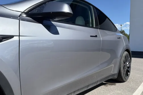 Automa&scaron;īnas sāns ar priek&scaron;ējām durvīm un spoguli pēc mazgā&scaron;anas Straujupīte automazgātavā Inčukalna pagastā &ndash; paliku&scaron;i balti traipi