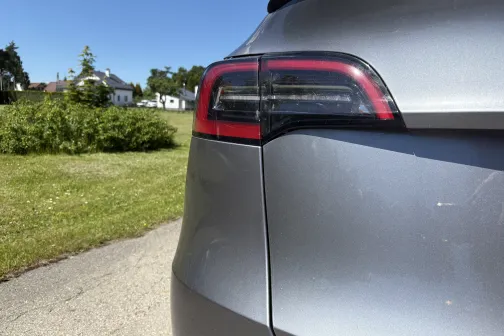 Aizmugurējais lukturis un bagāžnieka stūris pirms mazgā&scaron;anas Straujupīte automazgātavā Inčukalna pagastā
