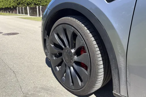 Priek&scaron;ējais ritenis ar sarkanu suportu pirms mazgā&scaron;anas Straujupīte automazgātavā Inčukalna pagastā