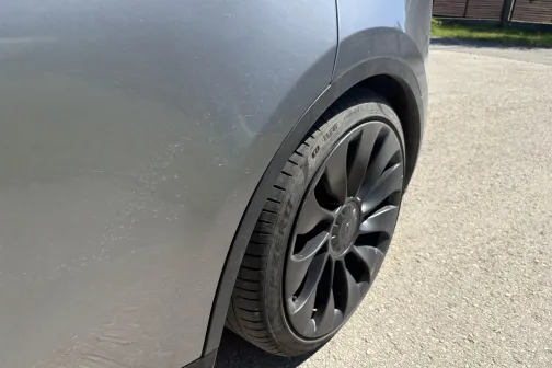 Aizmugurējais ritenis un spārns pirms mazgā&scaron;anas Straujupīte automazgātavā Inčukalna pagastā