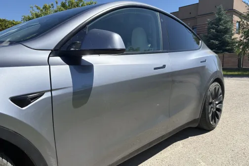 Automa&scaron;īnas sāns ar priek&scaron;ējām durvīm un spoguli pirms mazgā&scaron;anas Straujupīte automazgātavā Inčukalna pagastā