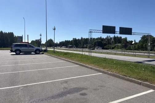 Apzīmēta autostāvvieta pie Straujupīte automazgātavas Pleskavas &scaron;osejas 37. km, Inčukalna pagastā
