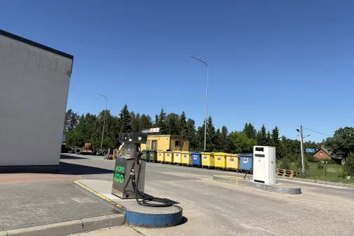 Teritorija ar atkritumu konteineriem un putekļu sūcēju pie Straujupīte automazgātavas Inčukalna pagastā