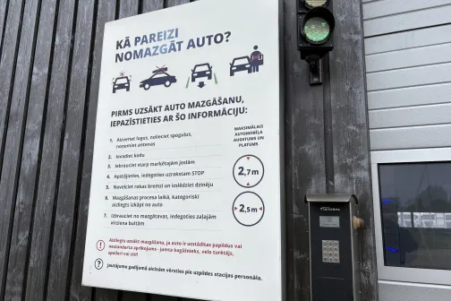 Instrukcija &ldquo;Kā pareizi nomazgāt auto?&rdquo; un luksofors pie Vir&scaron;i automazgātavas vārtiem Riekstiņos